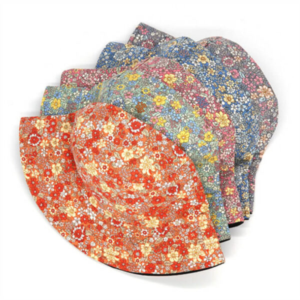 plusieurs-bobs-motif-fleuri-plies-les-uns-sur-les-autres Plusieurs-bobs-aux-motifs-fleuris-sont-pliés-les-uns-sur-les-autres