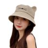 bob-chaton-couleur-beige jeune-fille-brune-avec-son-bob-forme-de-chaton-sur-la-tête