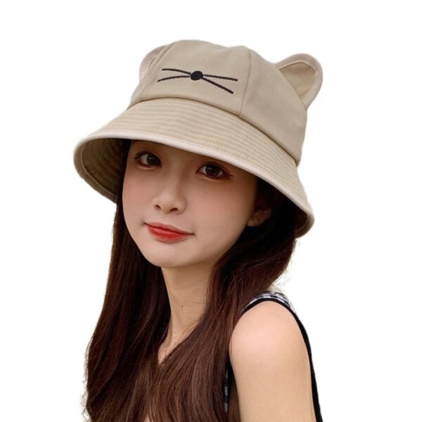 bob-chaton-couleur-beige jeune-fille-brune-avec-son-bob-forme-de-chaton-sur-la-tête
