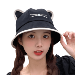 bob-chaton-couleur-noir Jeune-fille-brune-avec-un-bob-style-chaton-sur-la-tête-fond-blanc