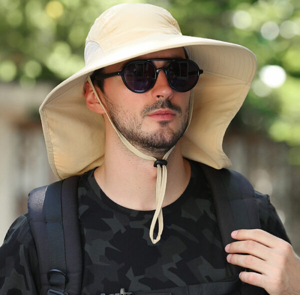 Homme-avec-lunettes-de-soleil-et-bob-ficelle-potection-intégrale