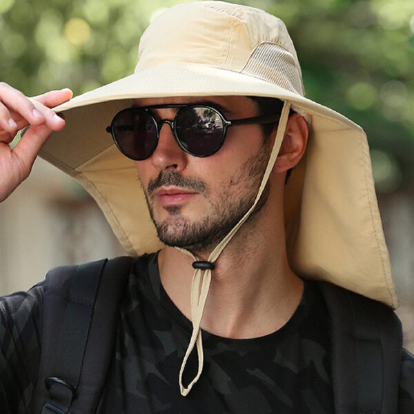 Homme-porte-un-bob-protection-intégrale-et-des-lunettes-de-soleil