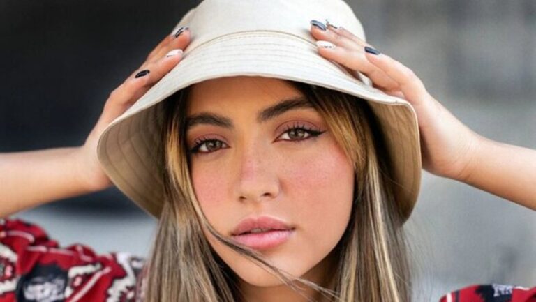 Gros-plan-sur-le-regard-d'une-jeune-fille-qui-porte-un-bob-chapeau