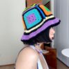 Jeune-fille-brune-porte-bob-crochet patchwork-profil