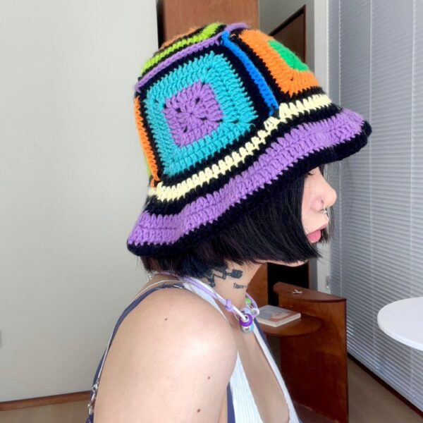 Jeune-fille-brune-porte-bob-crochet patchwork-profil