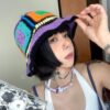 Jeune-fille-brune-porte-un-bob-crochet patchwork