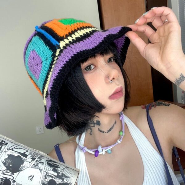 Jeune-fille-brune-porte-un-bob-crochet patchwork