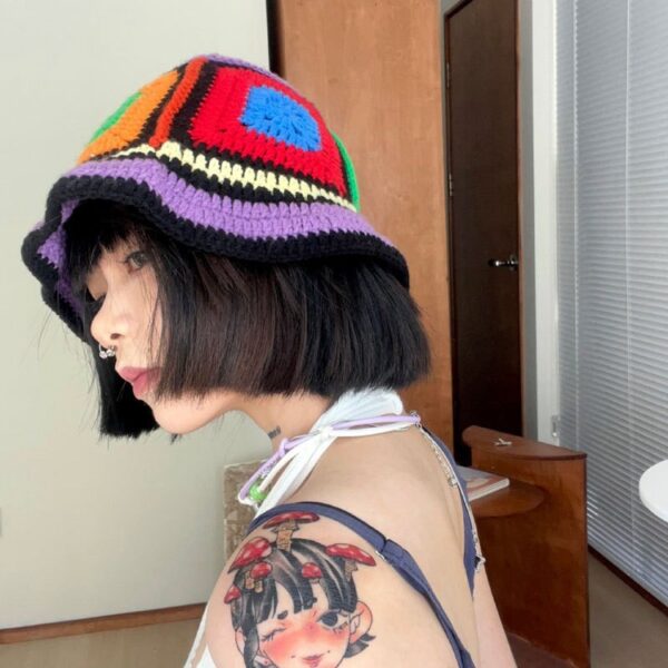 Jeune-fille-brune-porte-un-bob-crochet patchwork-de-profil