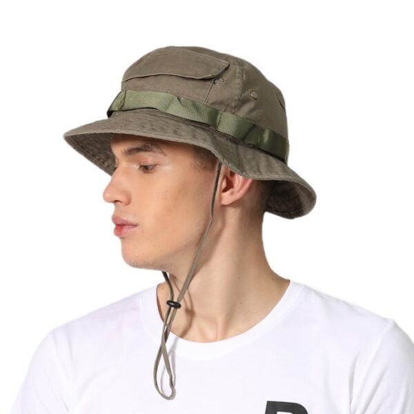 Jeune-homme-porte-un-bob-avec-ficelle-style-américain-sur-la-tête