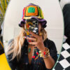 Selfie-d'une-jeune-fille-blonde-qui-porte-un-bob-crochet patchwork
