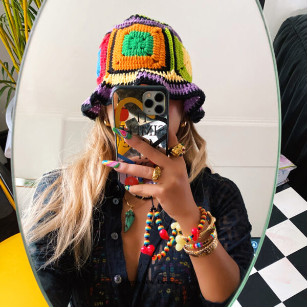 Selfie-d'une-jeune-fille-blonde-qui-porte-un-bob-crochet patchwork
