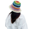 Bob-crochet-rainbow-sur-tête-fille-brune
