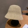 bob-au-crochet-chic-beige Bob au crochet chic beige sur son porte-chapeau