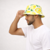 bob-chapeau-citron-blanc-mode-ete Un modèle souriant de profil prend la pose avec son bob citron sur la tête