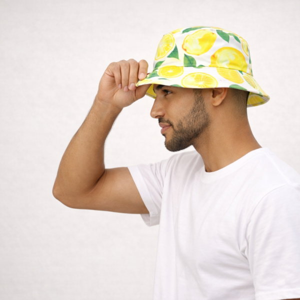 bob-chapeau-citron-blanc-mode-ete Un modèle souriant de profil prend la pose avec son bob citron sur la tête