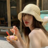 bob-chapeau-en-crochet Fille-assise-porte-un-bob-crochet-chic-beige