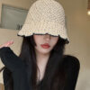 bob-chapeau-en-paille Jeune-fille-brune-qui-porte-un-bob-chapeau-beige-en-paille