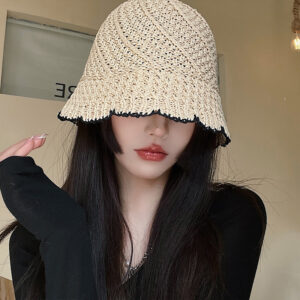 bob-chapeau-en-paille Jeune-fille-brune-qui-porte-un-bob-chapeau-beige-en-paille
