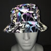 bob-chapeau-lumineu-reflechissant (1) Une tête de mannequin en plastique, porésenteun chapeau bob avec des motifs réfléchissants en forme de champignons sur un tissu noir avec un arrière plant sombre
