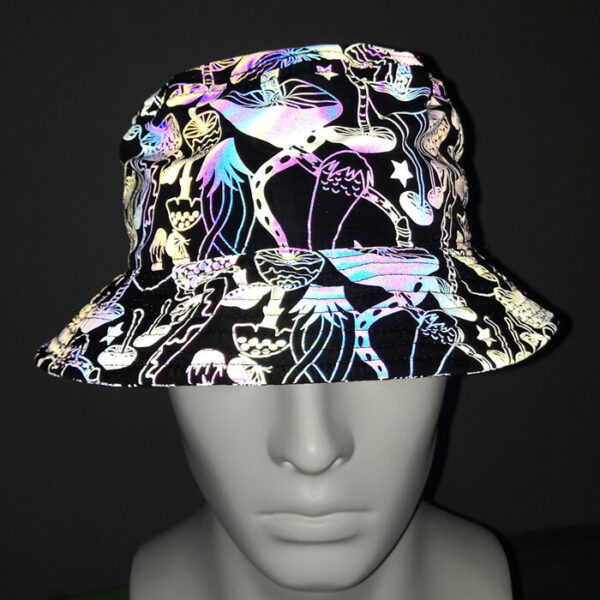 bob-chapeau-lumineu-reflechissant (1) Une tête de mannequin en plastique, porésenteun chapeau bob avec des motifs réfléchissants en forme de champignons sur un tissu noir avec un arrière plant sombre