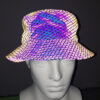 bob-chapeau-lumineu-reflechissant (2) Une tête de mannequin en plastique, porésenteun chapeau bob avec des motifs réfléchissants en forme d'écailles sur un tissu noir avec un arrière plant sombre