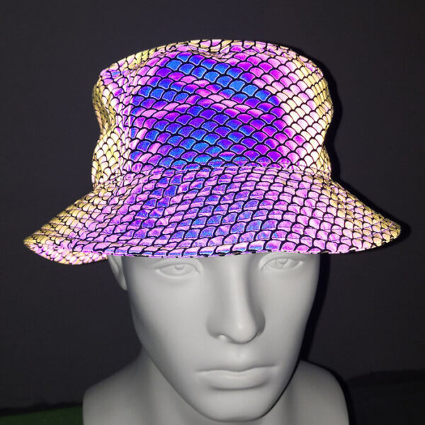 bob-chapeau-lumineu-reflechissant (2) Une tête de mannequin en plastique, porésenteun chapeau bob avec des motifs réfléchissants en forme d'écailles sur un tissu noir avec un arrière plant sombre
