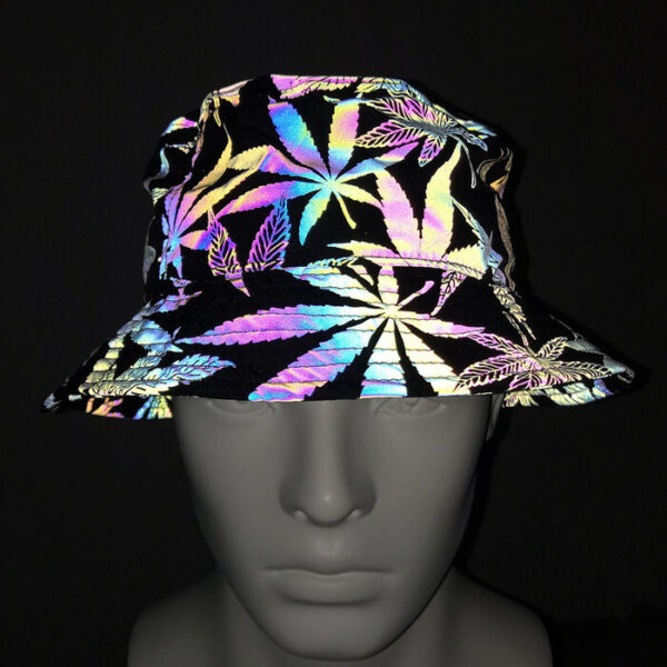 bob-chapeau-lumineu-reflechissant (3) Une tête de mannequin en plastique, porésenteun chapeau bob avec des motifs réfléchissants en forme de feuilles sur un tissu noir avec un arrière plant sombre