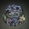 bob-chapeau-lumineu-reflechissant (4) Une tête de mannequin en plastique, porésenteun chapeau bob avec des motifs réfléchissants en forme d'éclairs de foudre sur un tissu noir avec un arrière plant sombre