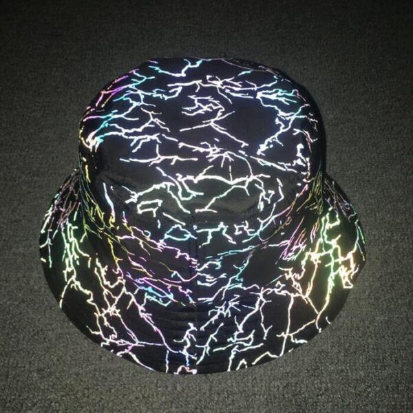 bob-chapeau-lumineu-reflechissant (4) Une tête de mannequin en plastique, porésenteun chapeau bob avec des motifs réfléchissants en forme d'éclairs de foudre sur un tissu noir avec un arrière plant sombre