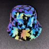 bob-chapeau-lumineu-reflechissant (5) Une tête de mannequin en plastique, porésenteun chapeau bob avec des motifs réfléchissants en forme de feuilles d'érables sur un tissu noir avec un arrière plant sombre