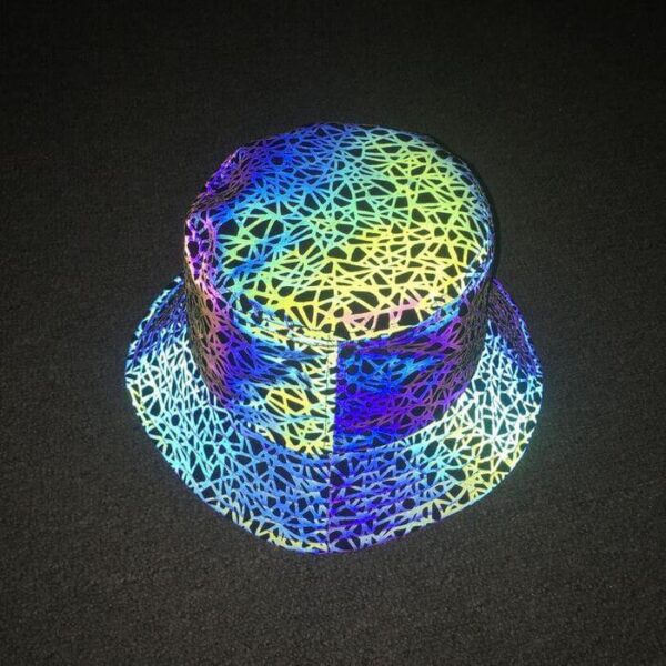 bob-chapeau-lumineu-reflechissant (6) Une tête de mannequin en plastique, porésenteun chapeau bob avec des motifs réfléchissants en forme de toile d'araignée sur un tissu noir avec un arrière plant sombre
