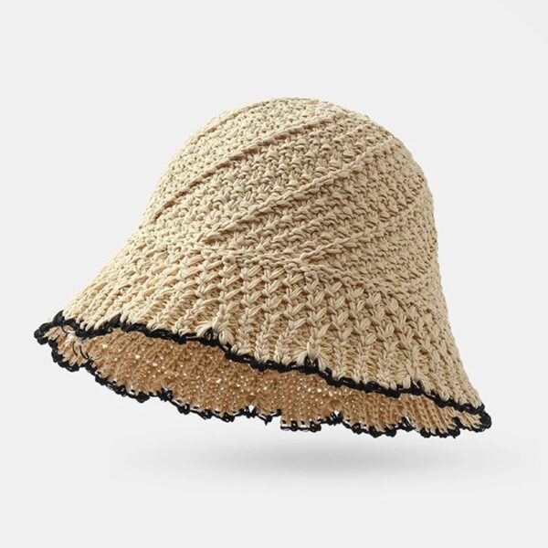 bob-chapeau-paille-beige Un bob en paille couleur beige sur un décor blanc