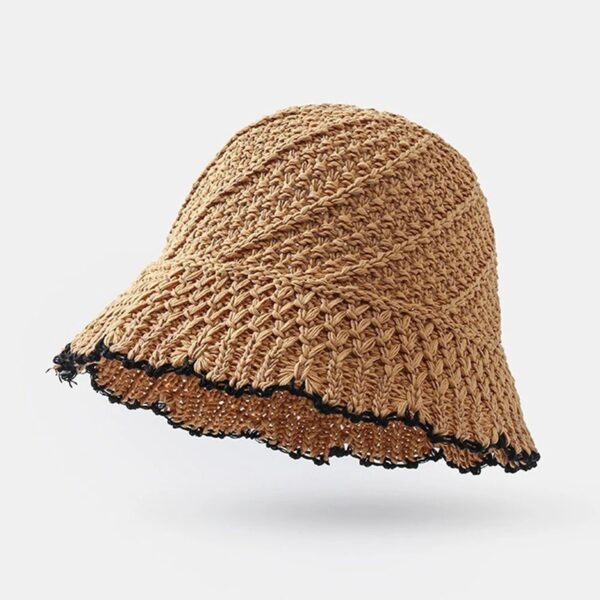 bob-chapeau-paille-marron Un bob en paille couleur kaki sur un décor blanc