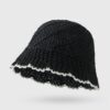 bob-chapeau-paille-noir Un bob en paille couleur noir sur un décor blanc