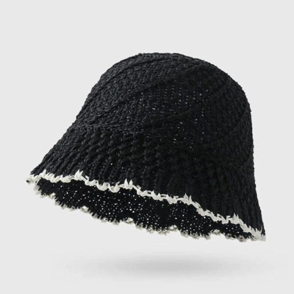 bob-chapeau-paille-noir Un bob en paille couleur noir sur un décor blanc