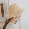 Bob-chapeau-chic-portée-par-une-femme-couleur-beige
