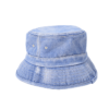 Bob-en-jean-style-delave-bleu-ciel-sur-un-fond-blanc