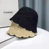 bob-passion Un chapeau bob en paille noir et empilé sur un chapeau en paille beige