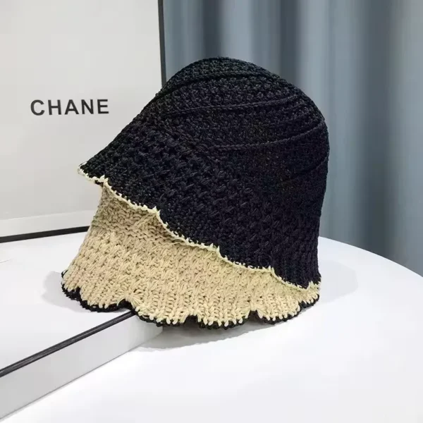 bob-passion Un chapeau bob en paille noir et empilé sur un chapeau en paille beige
