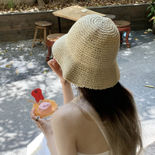 chapeau-bob-au-crochet Fille-de-dos-porte-un-bob-crochet-beige