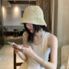 chapeau-bob-au-crochet-chic Jeune-fille-brune-porte-un-bob-chochet-chic-sur-la-tête