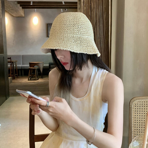chapeau-bob-au-crochet-chic Jeune-fille-brune-porte-un-bob-chochet-chic-sur-la-tête