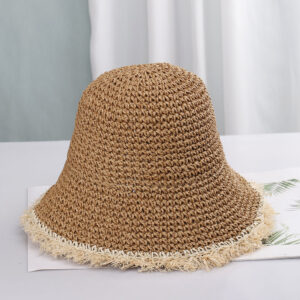 chapeau-bob-crochet (1) Un bob au crochet marron avec des franges sur un décor clair