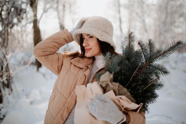 femme-porte-un-bob-chapeau-en-laine-épais-sous-la-neige-en-hiver