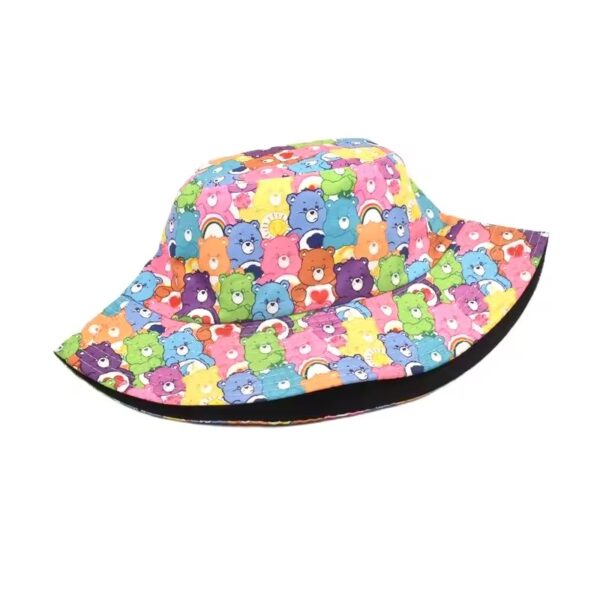 chapeau-bob-oursons-multicolor Un joli bob chapeau plié aux motifs d'oursons multicolore sur un fond blanc