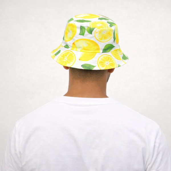 chapeau-pecheur-bob-motifs-citrons Un modèle de dos prend la pose avec son bob citron sur la tête