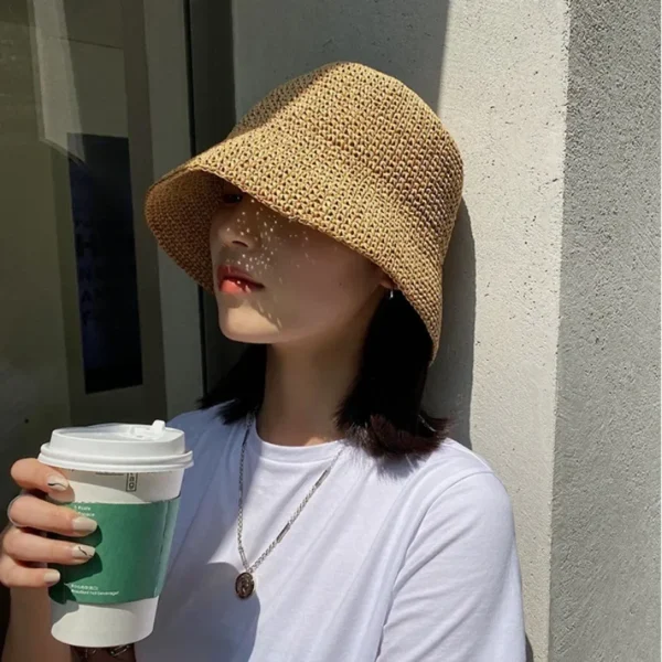 femme-detendue-avec-bob-crochet Femme porte un bob au crochet chic marron