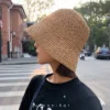 fille-avec-un-bob-au-crochet-chic-marron Femme porte un bob au crochet chic marron