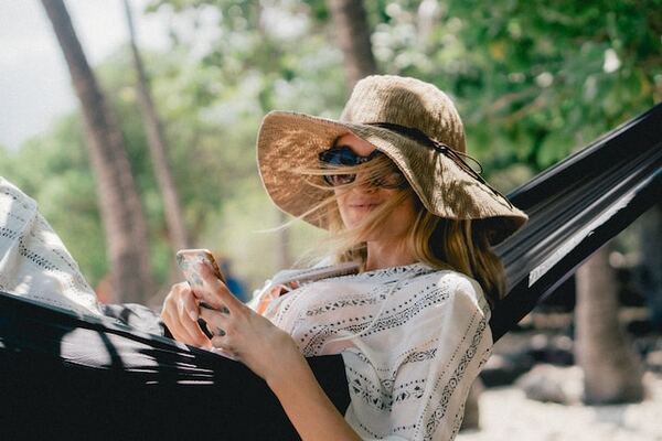 Femme-en-vacance-avec-un-chapeau-capeline-pour-se-protéger-du-soleil