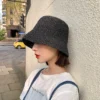 jeune-femme-poret-un-bob-crochet-noir-chic Jeune femme porte un bob au crochet chic noir